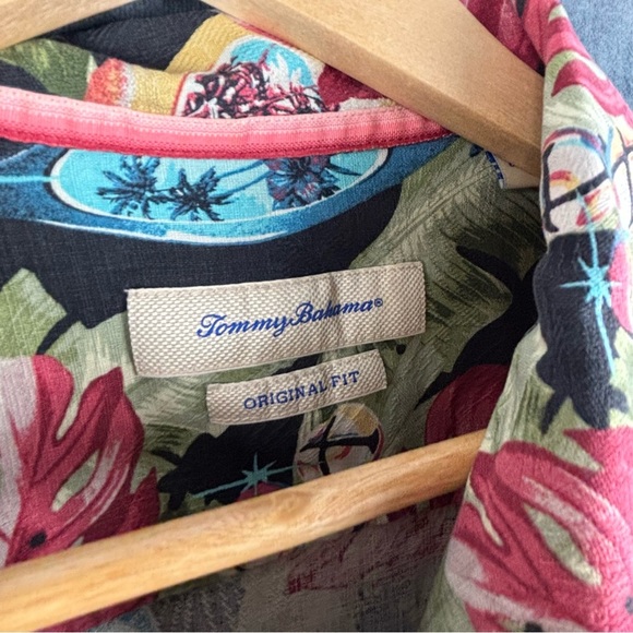 Tommy Bahama Men’s “With Bells On” Red and Green 100% Silk Camp Shirt Sz Large - Picture 2 of 7